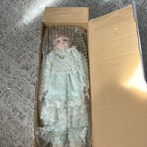 1989 HOUSE OF LLOYD PORCELAIN  doll Friday  CHILD 12-127